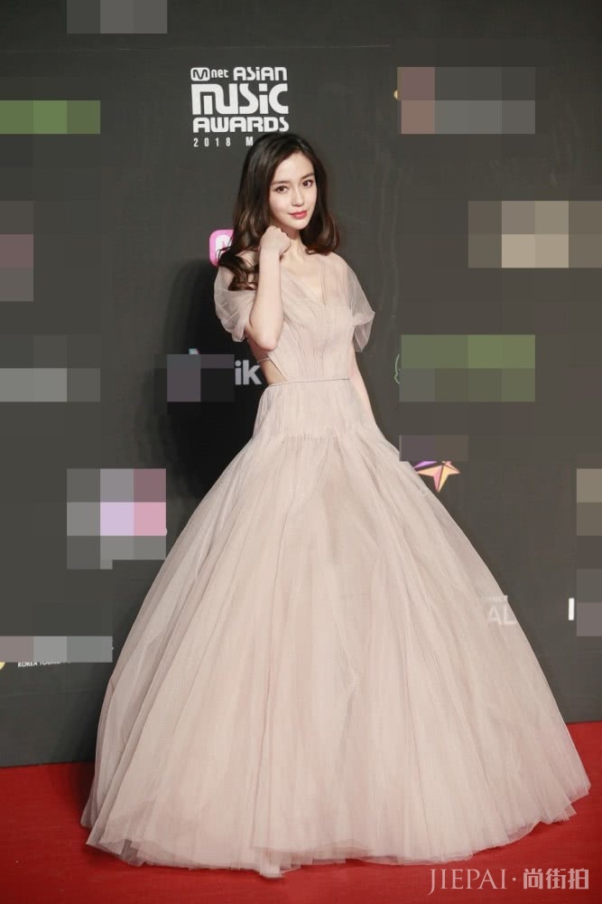 中韩女明星MAMA红毯,杨颖与宣美同穿粉色,露背与露腿谁更美